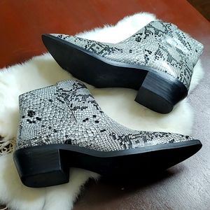 Shyanne Leather Womans Black Gray Snake Print Ankle Boots SZ: 9